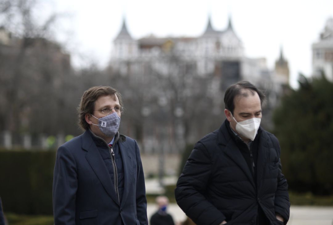 El alcalde de Madrid, José Luis Martínez-Almeida (i), acompañado del delegado de Medio Ambiente y Movilidad, Borja Carabante (d). El alcalde de Madrid, José Luis Martínez-Almeida (i), acompañado del delegado de Medio Ambiente y Movilidad, Borja Carabante (d).