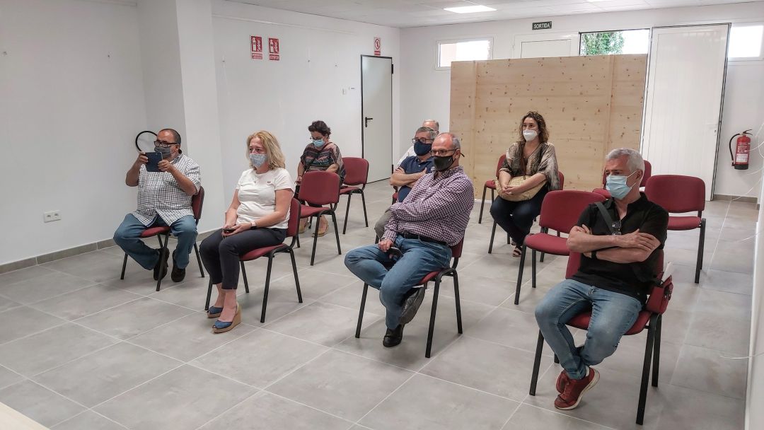 Les entitats que ocuparan el casal van signar el conveni per la cessió de l'espai. Les entitats que ocuparan el casal van signar el conveni per la cessió de l'espai.