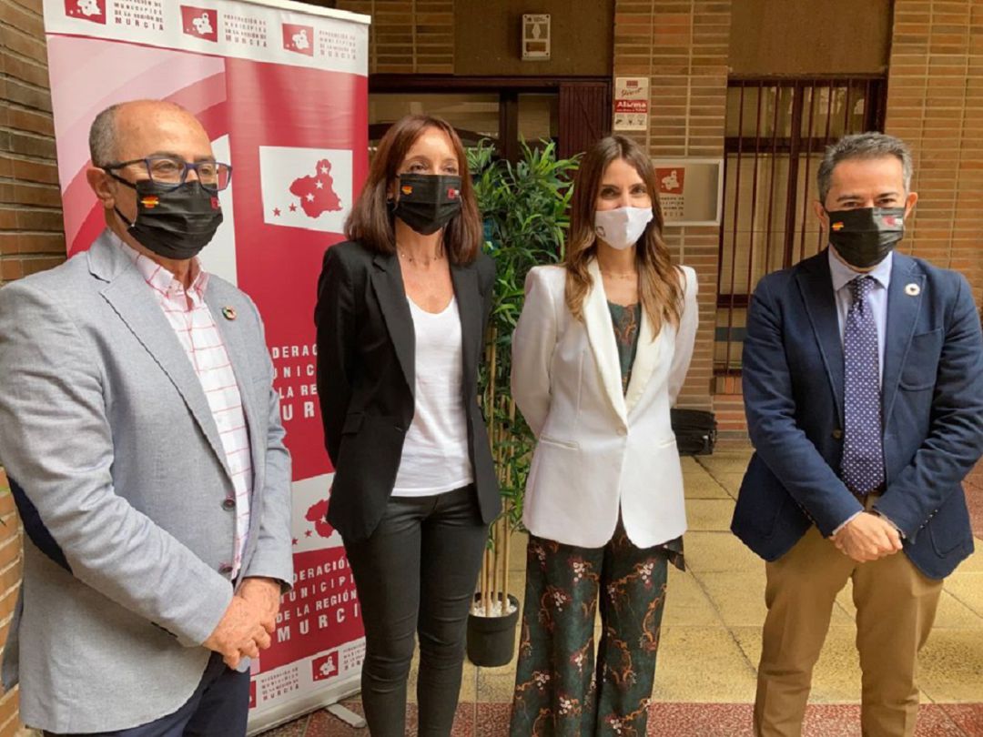 López Pagán (segunda por la derecha), en la reunión con la Federación de Municipios de la Región de Murcia López Pagán (segunda por la derecha), en la reunión con la Federación de Municipios de la Región de Murcia