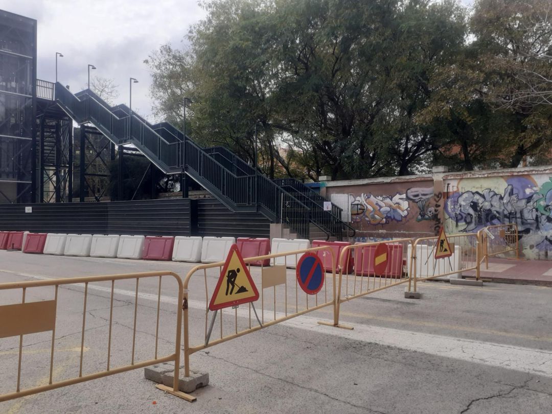 Pasarela y paso a nivel en Santiago el Mayor Pasarela y paso a nivel en Santiago el Mayor