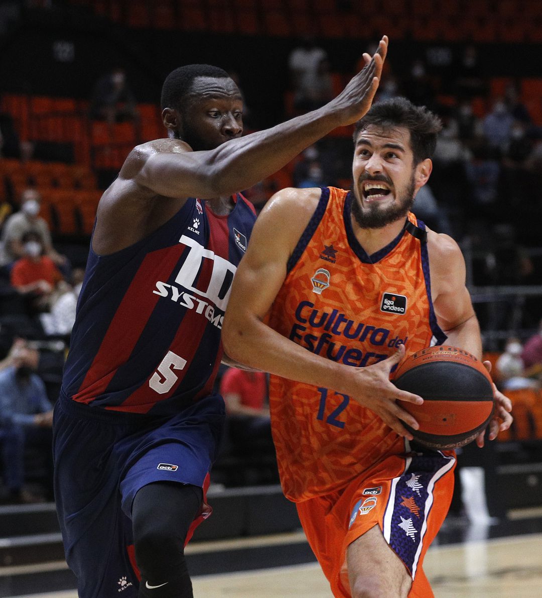 Kalinic, en el tercer partido ante el Baskonia. Kalinic, en el tercer partido ante el Baskonia.