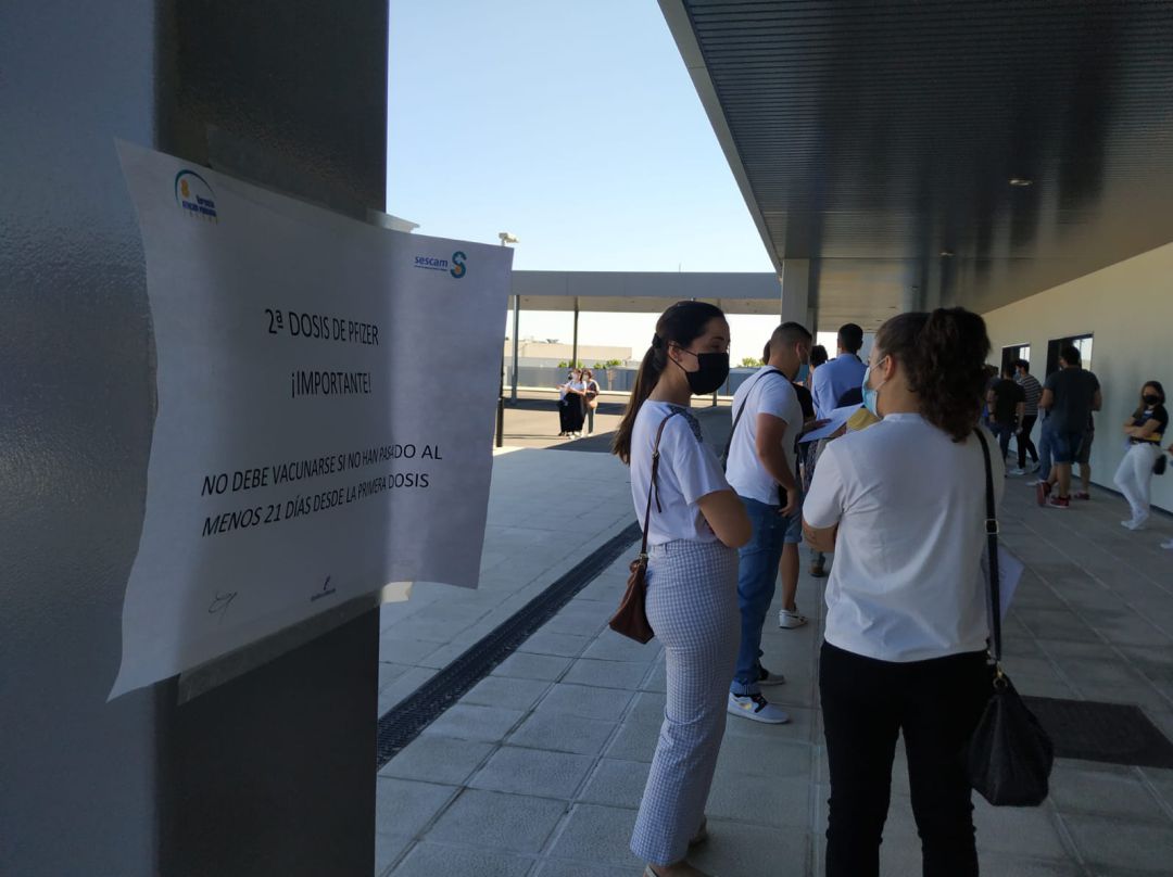 El Nuevo Hospital Universitario de Toledo ha recibido esta mañana a los docentes, fuerzas de seguridad y personal sanitario que no recibió la segunda dosis de AstraZeneca tras el mensaje que les llegó al teléfono móvil ayer El Nuevo Hospital Universitario de Toledo ha recibido esta mañana a los docentes, fuerzas de seguridad y personal sanitario que no recibió la segunda dosis de AstraZeneca tras el mensaje que les llegó al teléfono móvil ayer