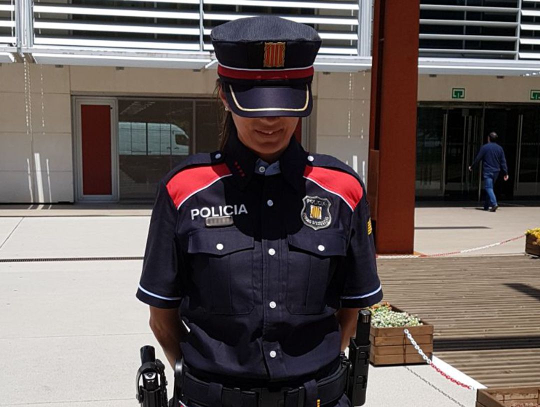 Imagen de archivo que muestra una agente de los Mossos d'Esquadra Imagen de archivo que muestra una agente de los Mossos d'Esquadra