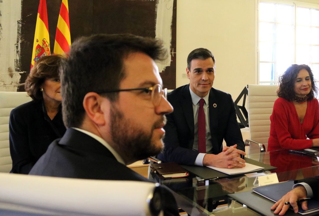 Pere Aragonès y Pedro Sánchez en la mesa de diálogo el 16 de febrero de 2020 Pere Aragonès y Pedro Sánchez en la mesa de diálogo el 16 de febrero de 2020