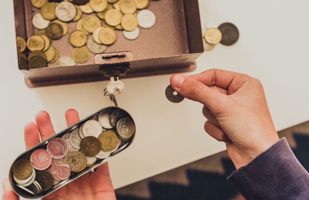Un hostelero segoviano se niega a cambiar su millón de pesetas en euros. Un hostelero segoviano se niega a cambiar su millón de pesetas en euros.