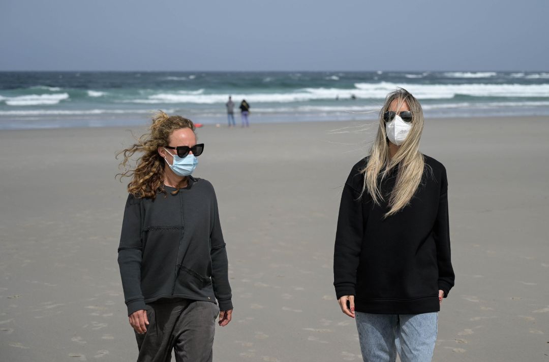 Dos mujeres llevan mascarilla en la Playa das Salseiras, a 3 de abril de 2021, en el municipio de A Laracha, A Coruña, Galicia (España). Desde el pasado miércoles es obligatorio el uso de mascarillas en cualquier espacio público, independiente. Dos mujeres llevan mascarilla en la Playa das Salseiras, a 3 de abril de 2021, en el municipio de A Laracha, A Coruña, Galicia (España). Desde el pasado miércoles es obligatorio el uso de mascarillas en cualquier espacio público, independiente.
