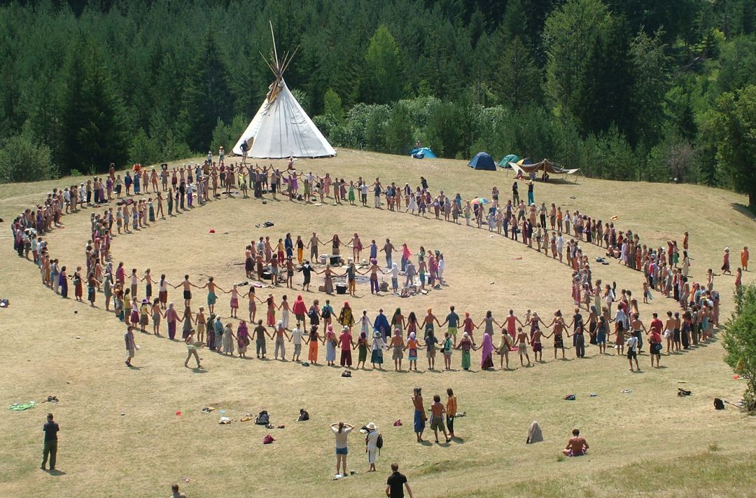 Una fotografía de uno de los asentamientos de la 'Familia Arcoíris' en 2007 en Bosnia. Una fotografía de uno de los asentamientos de la 'Familia Arcoíris' en 2007 en Bosnia.