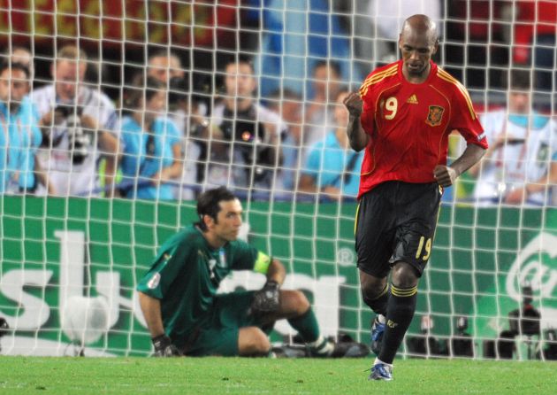 Marcos Senna marca ante Italia en la tande de penaltis de la Euro 2008 Marcos Senna marca ante Italia en la tande de penaltis de la Euro 2008