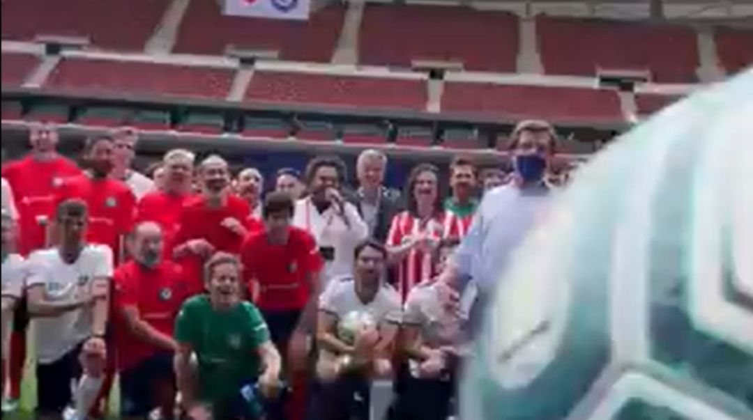 Momento del pelotazo en la cara tras lanzar el balón Martínez-Almeida Momento del pelotazo en la cara tras lanzar el balón Martínez-Almeida