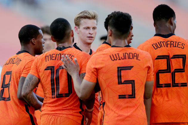 Los jugadores de Países Bajos se felicitan en el campo Los jugadores de Países Bajos se felicitan en el campo