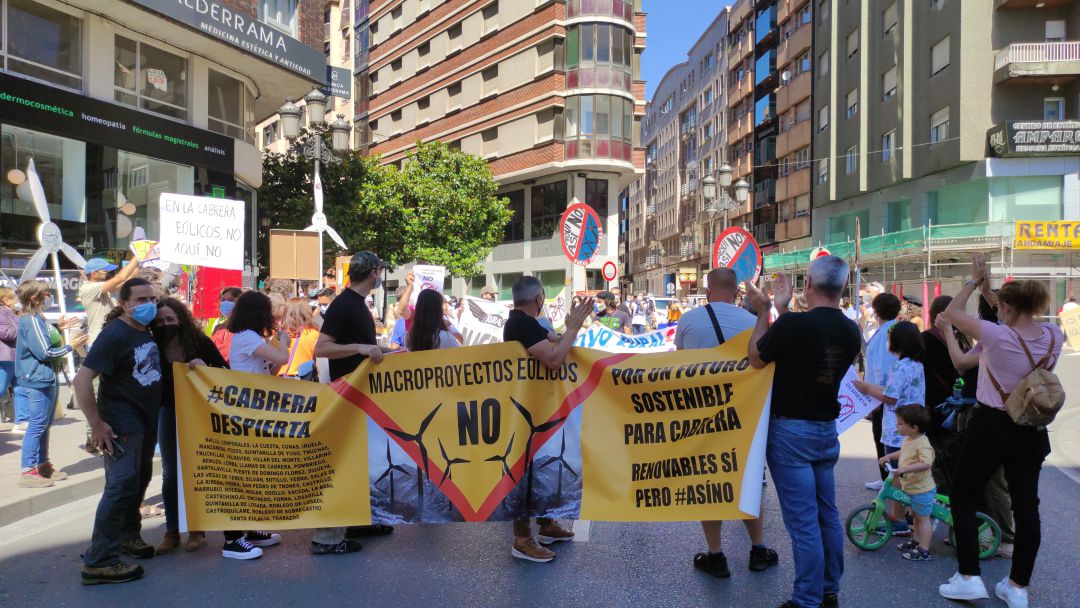 Concentración en la plaza de Lazúrtegui de Ponferrada Concentración en la plaza de Lazúrtegui de Ponferrada