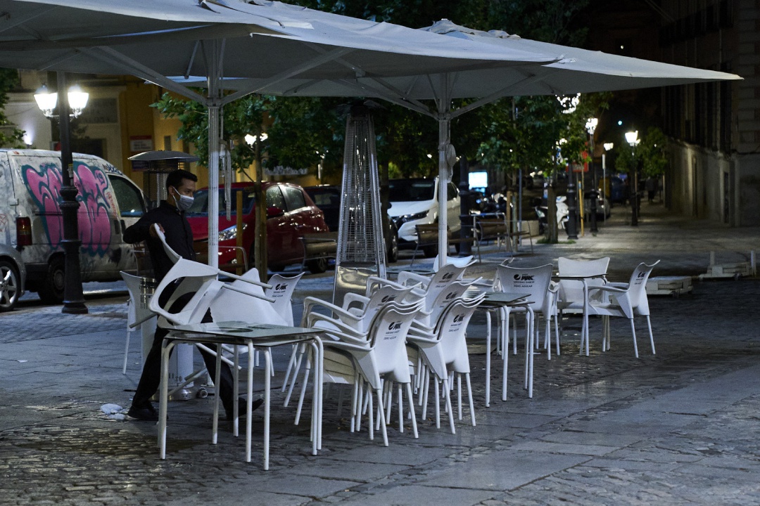 Un camarero recoge la terraza de una cafetería en Madrid. Un camarero recoge la terraza de una cafetería en Madrid.