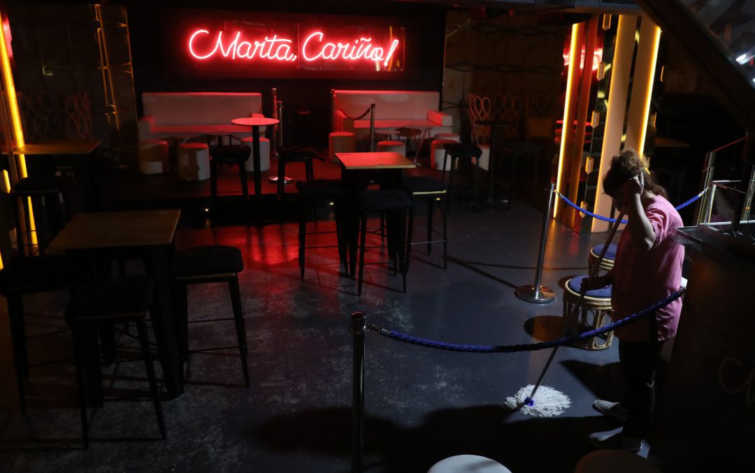 Archivo - Una trabajadora limpia el suelo del Restaurante Marta, Cariño!, en Madrid (España), a 16 de octubre de 2020. Archivo - Una trabajadora limpia el suelo del Restaurante Marta, Cariño!, en Madrid (España), a 16 de octubre de 2020.