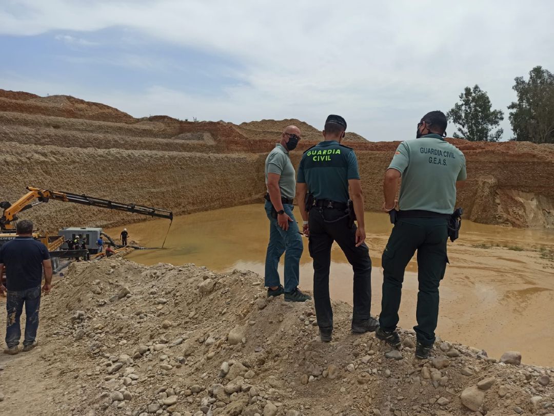 Los trabajos se centran hoy en los movimientos de tierra para bajar el nivel del lodo Los trabajos se centran hoy en los movimientos de tierra para bajar el nivel del lodo