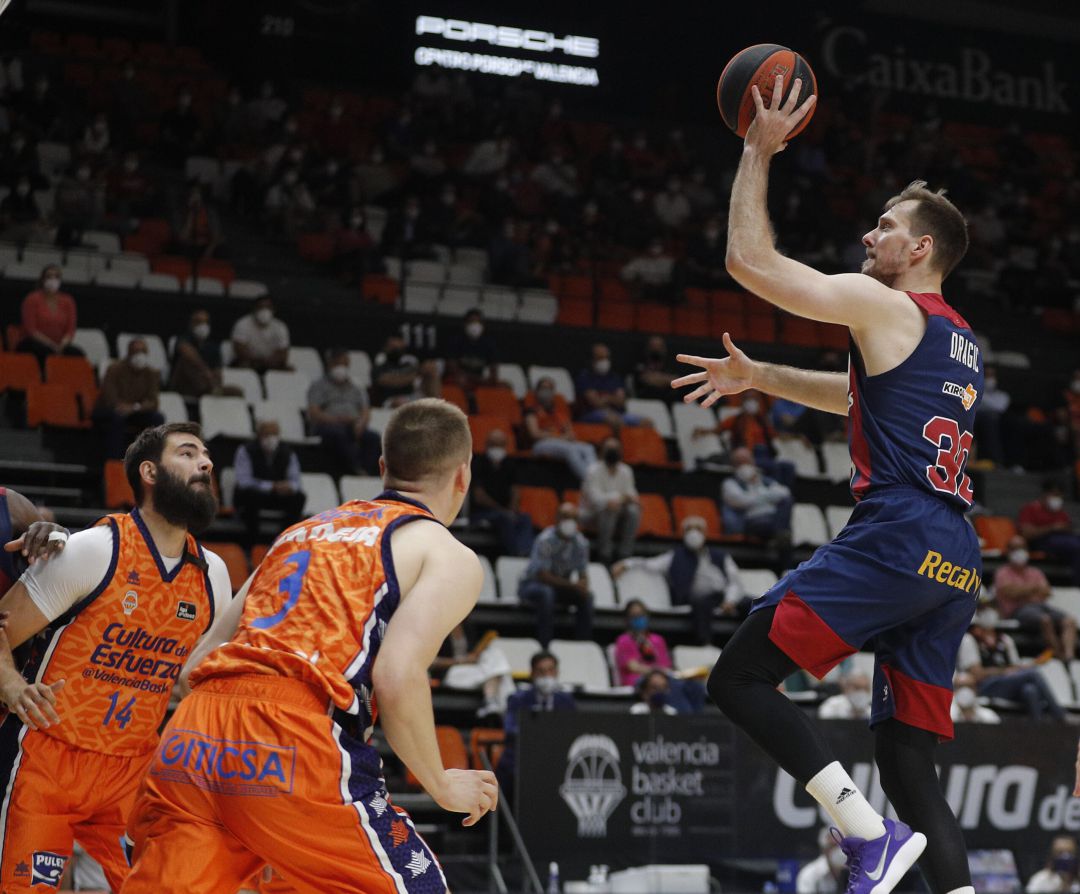 Dragic entrando a canasta. Dragic entrando a canasta.