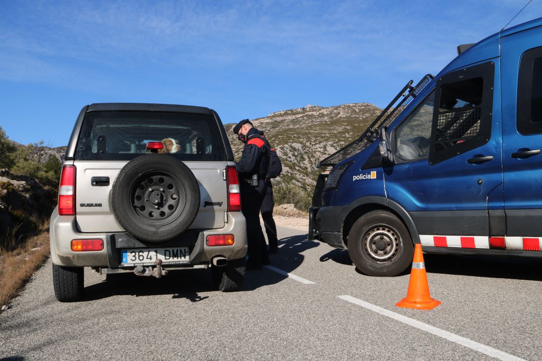 Pla conjunt dels Mossos fent un control policial a un dels accessos del massís del Port Pla conjunt dels Mossos fent un control policial a un dels accessos del massís del Port