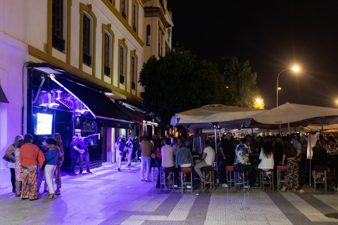 La terraza de un bar de copas de noche La terraza de un bar de copas de noche