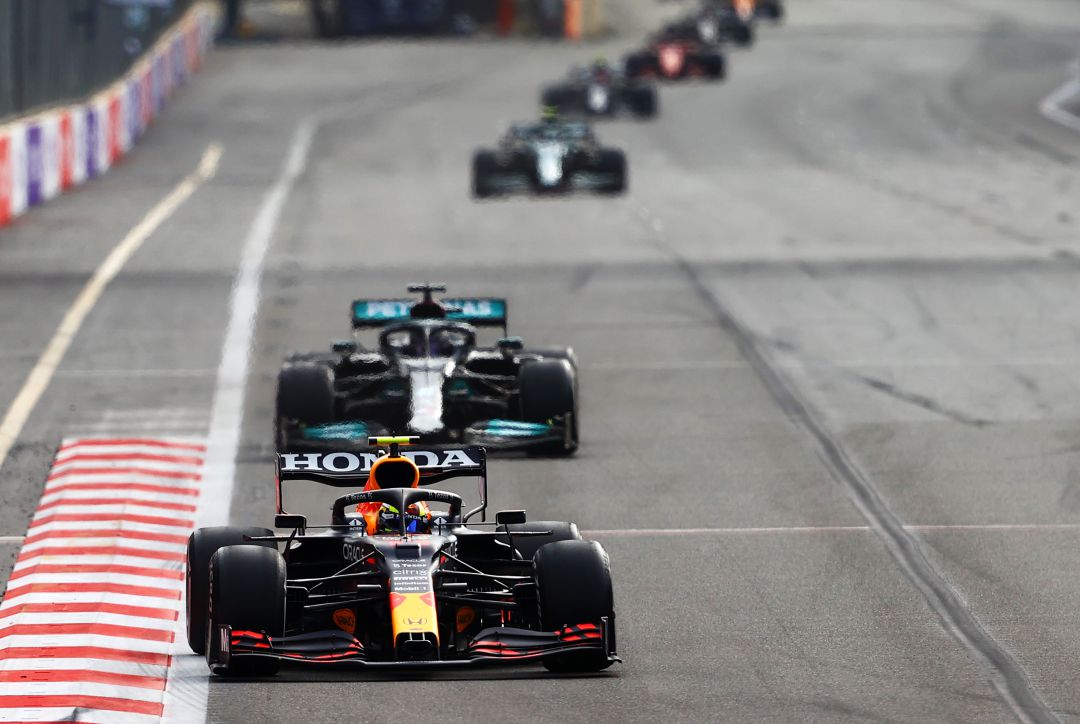 Sergio Pérez en el duelo con Lewis Hamilton en Bakú Sergio Pérez en el duelo con Lewis Hamilton en Bakú