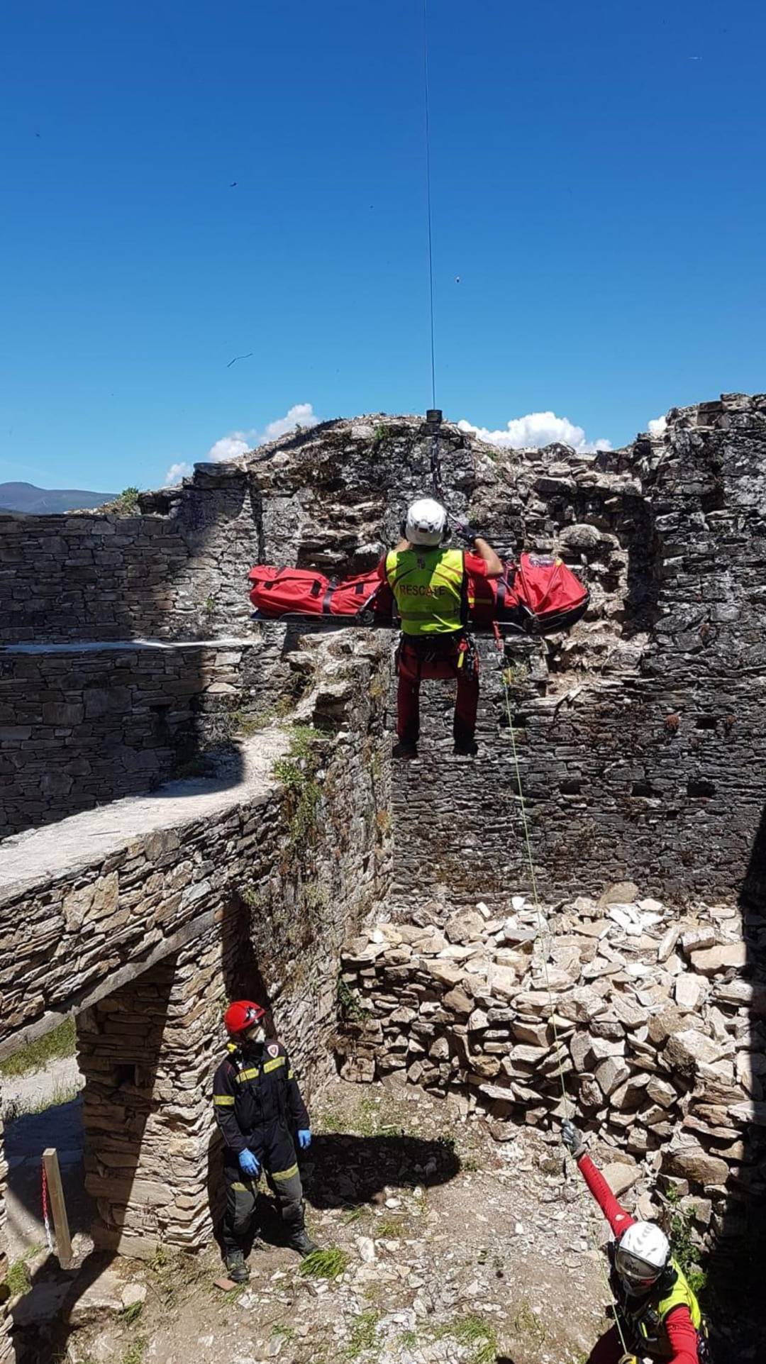 Evacuación del herido en el castilo de Sarracín Evacuación del herido en el castilo de Sarracín