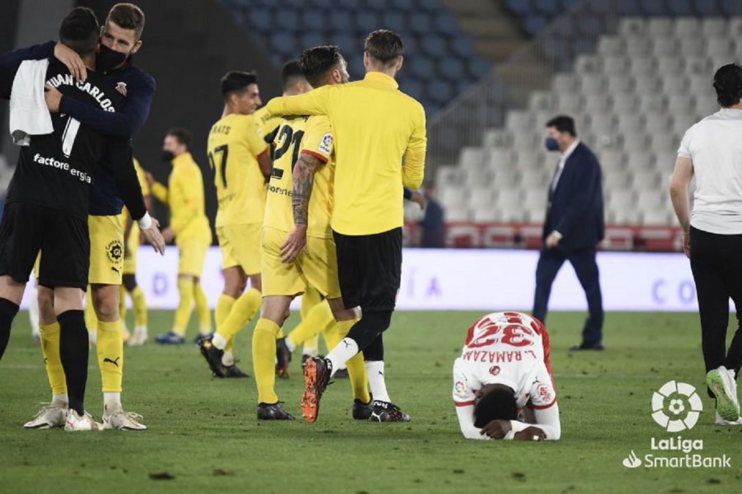 Jugadors del Girona celebrant la classificació i els de l'Almería lamentant l'eliminació. Jugadors del Girona celebrant la classificació i els de l'Almería lamentant l'eliminació.