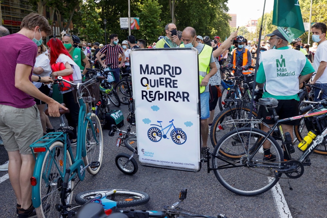 Movilización de bicicletas bajo el lema "Madrid quiere respirar", hoy en Cibeles. Movilización de bicicletas bajo el lema "Madrid quiere respirar", hoy en Cibeles.