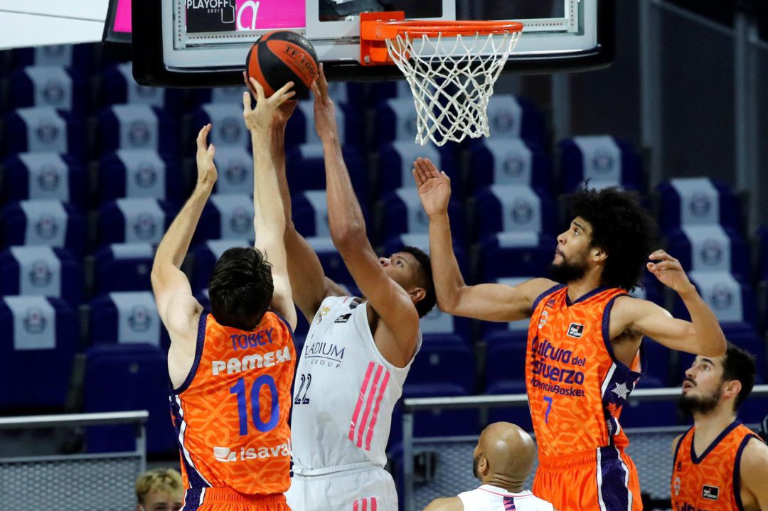 El pívot caboverdiano del Real Madrid Walter Tavares (c) disputa un balón ante el pívot estadounidense Mike Tobey (i) y el ala-pívot francés Louis Labeyrie (d), del Valencia Basket, durante el primer encuentro de semifinales de 'playoff' de la Liga Endesa entre el Real Madrid y el Valencia Basket, este domingo en el WiZink Center de Madrid El pívot caboverdiano del Real Madrid Walter Tavares (c) disputa un balón ante el pívot estadounidense Mike Tobey (i) y el ala-pívot francés Louis Labeyrie (d), del Valencia Basket, durante el primer encuentro de semifinales de 'playoff' de la Liga Endesa entre el Real Madrid y el Valencia Basket, este domingo en el WiZink Center de Madrid