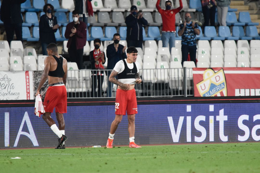 Lágrimas de Samú Costa tras entregar la camiseta a la afición. Lágrimas de Samú Costa tras entregar la camiseta a la afición.