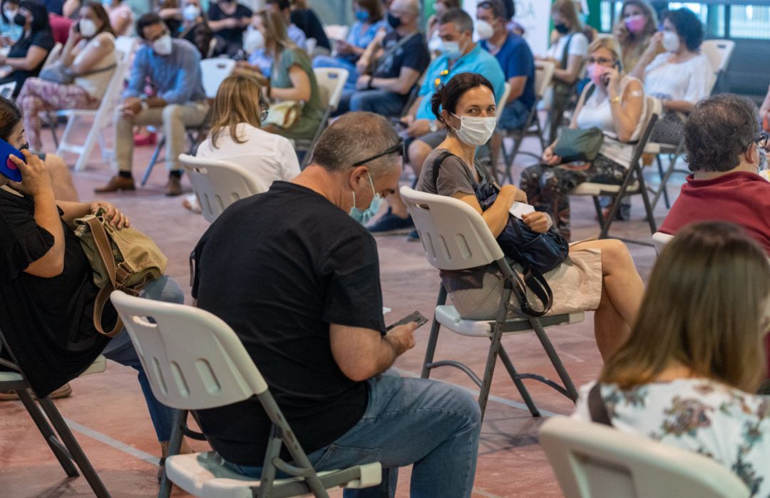 Recién vacunados entre personas de 49 y 52 años esperando los 20 minutos reglamentarios Recién vacunados entre personas de 49 y 52 años esperando los 20 minutos reglamentarios