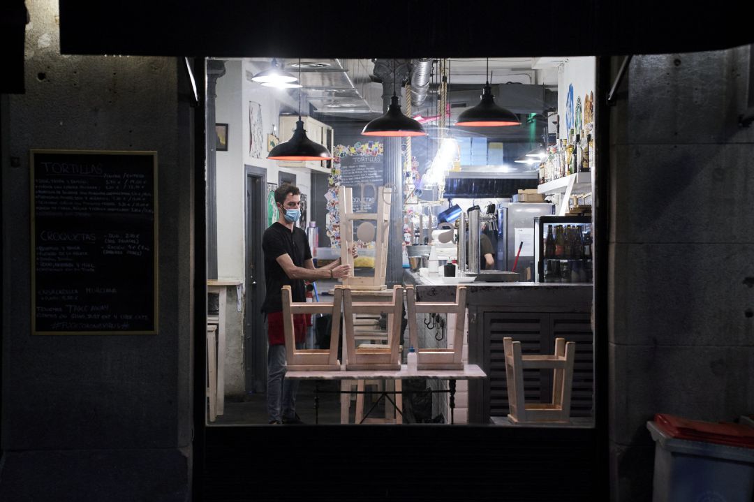 Un trabajador recoge el interior de una cafetería de Madrid Un trabajador recoge el interior de una cafetería de Madrid