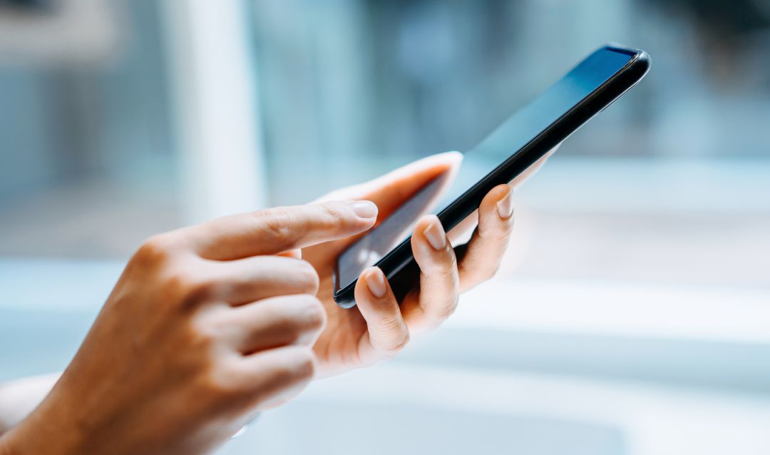 Una persona utiliza su teléfono móvil. Una persona utiliza su teléfono móvil.