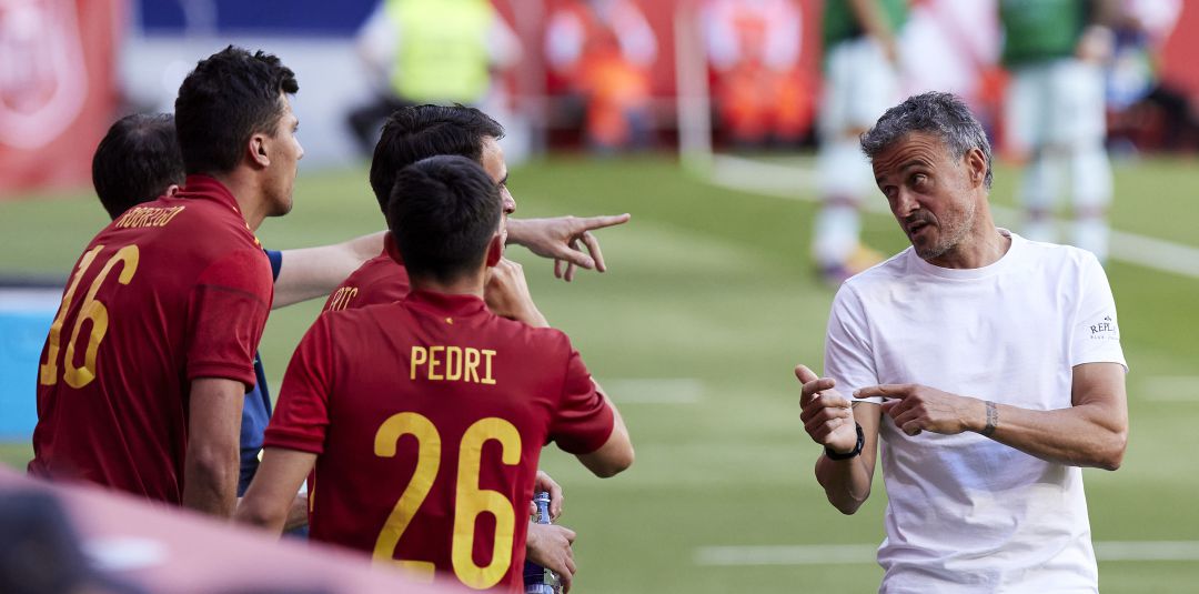 Luis Enrique da instrucciones a algunos de los suplentes ante Portugal Luis Enrique da instrucciones a algunos de los suplentes ante Portugal