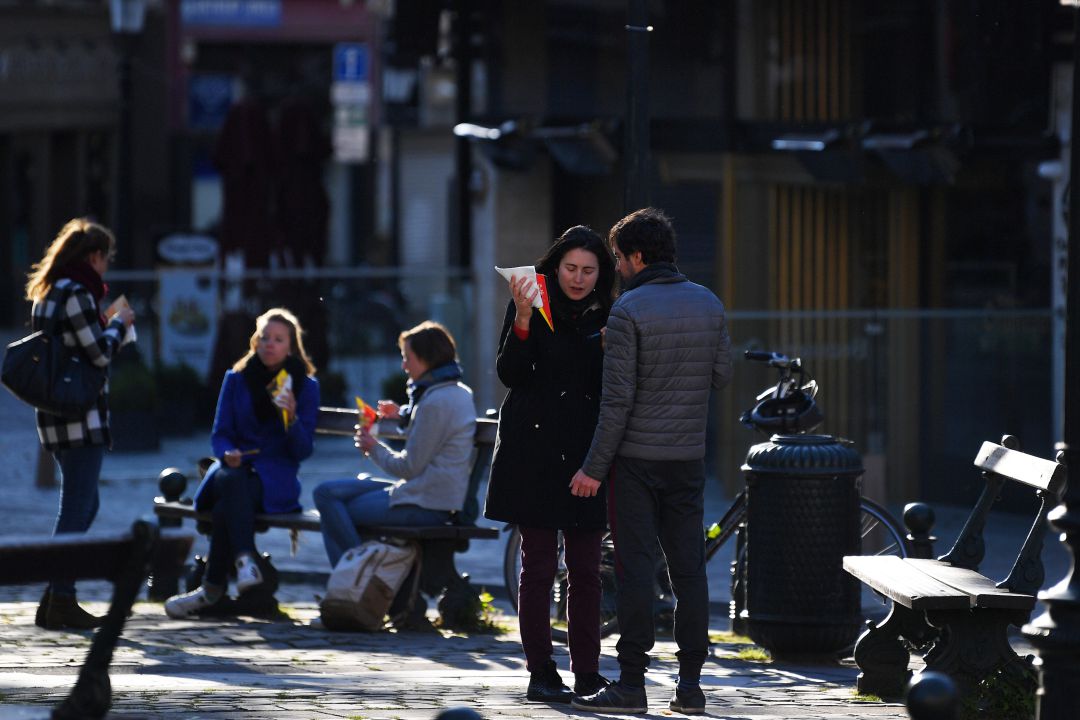 Varias personas sin mascarilla en el centro de Bruselas Varias personas sin mascarilla en el centro de Bruselas