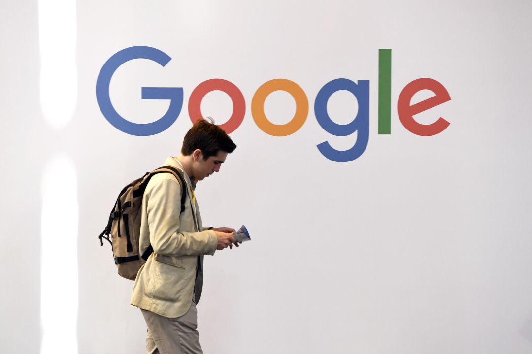 Un hombre pasa junto al logo de Google durante la feria comercial VivaTech (Viva Technology) de 2018 en París Un hombre pasa junto al logo de Google durante la feria comercial VivaTech (Viva Technology) de 2018 en París