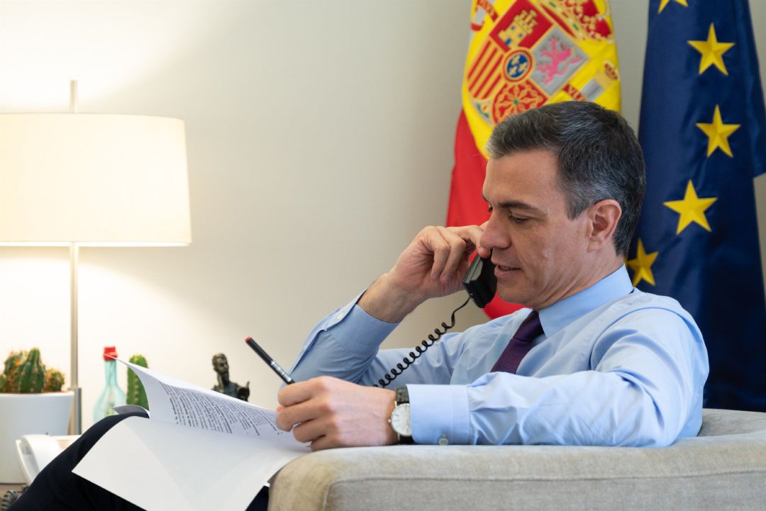 El presidente del Gobierno, Pedro Sánchez, habla por teléfono, en una imagen de archivo. El presidente del Gobierno, Pedro Sánchez, habla por teléfono, en una imagen de archivo.