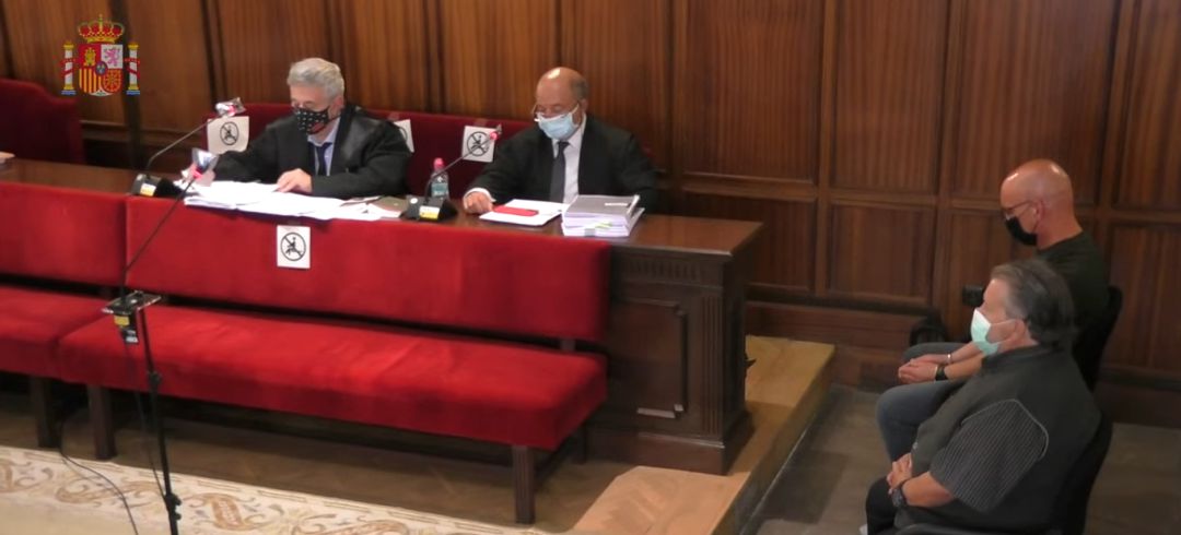 Los dos acusados, a la derecha de la imagen. Y a la izquierda, los abogados de la defensa Los dos acusados, a la derecha de la imagen. Y a la izquierda, los abogados de la defensa