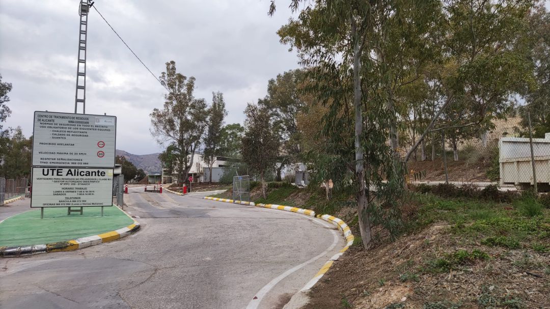 Entrada a la plata de residuos de Fontcalent Entrada a la plata de residuos de Fontcalent