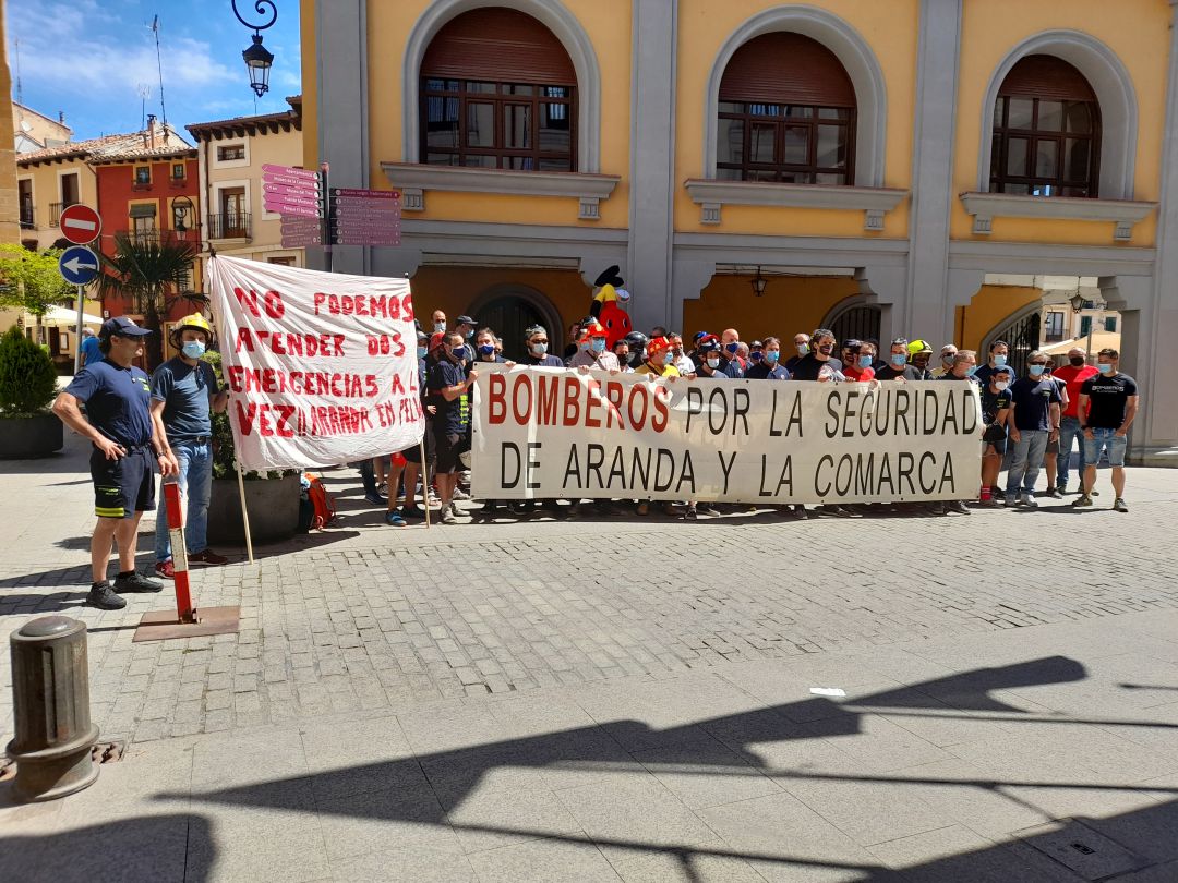 Bomberos de varios cuerpos municipales de Castilla y León han arropado a sus compañeros de Aranda en su concentración reivindicativa frente al ayuntamiento Bomberos de varios cuerpos municipales de Castilla y León han arropado a sus compañeros de Aranda en su concentración reivindicativa frente al ayuntamiento