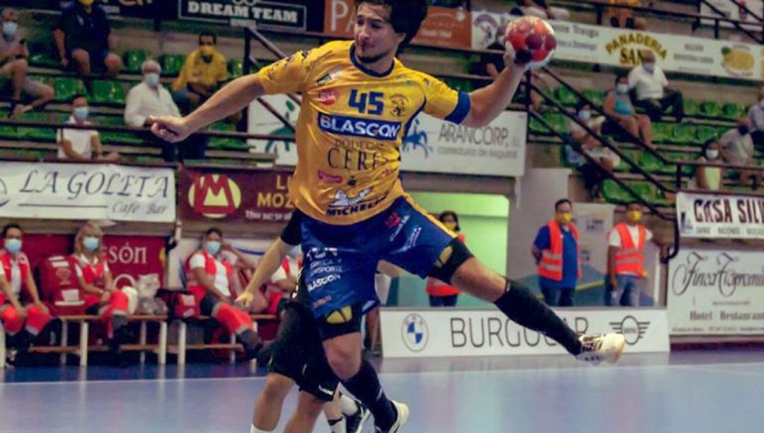 El serbio Pavle Banduka durante uno de los partidos con la camiseta ammarilla de la reciente temporada. El serbio Pavle Banduka durante uno de los partidos con la camiseta ammarilla de la reciente temporada.