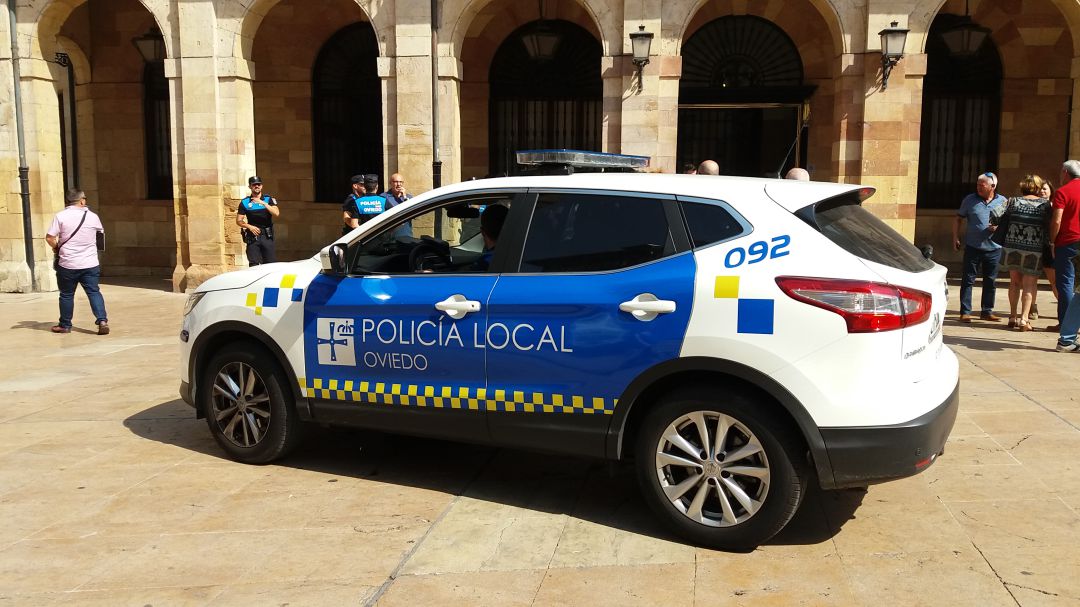 Vehículo de la flota de la Policía Local en la Plaza del Ayuntamiento de Oviedo Vehículo de la flota de la Policía Local en la Plaza del Ayuntamiento de Oviedo