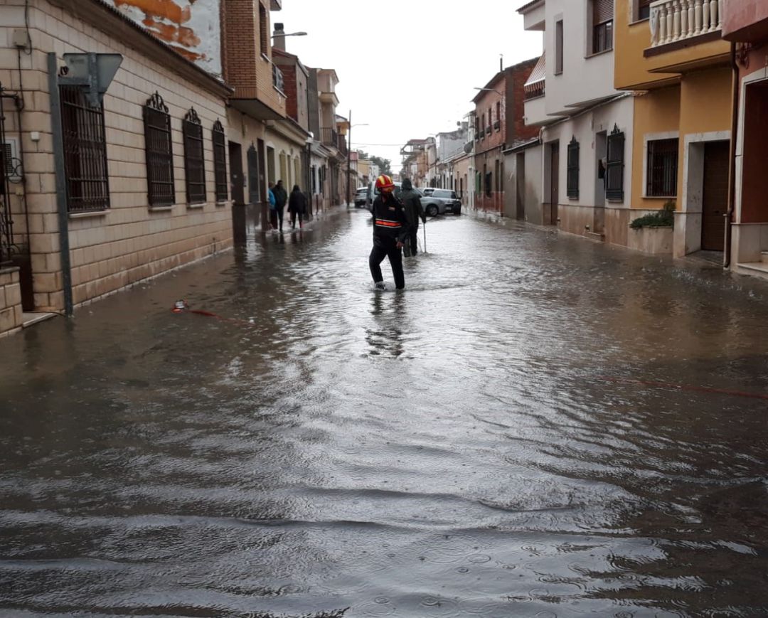 Una de las calles de la localidad anegada por el agua Una de las calles de la localidad anegada por el agua