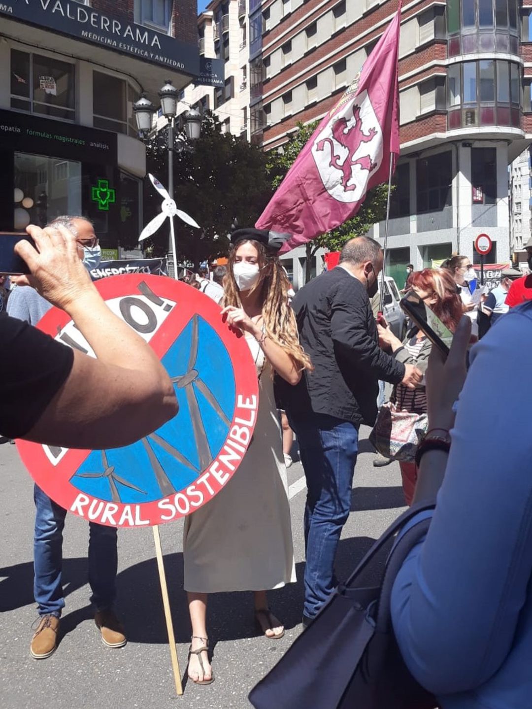 Este es el momento en el que Courel se dirige a la activista Este es el momento en el que Courel se dirige a la activista