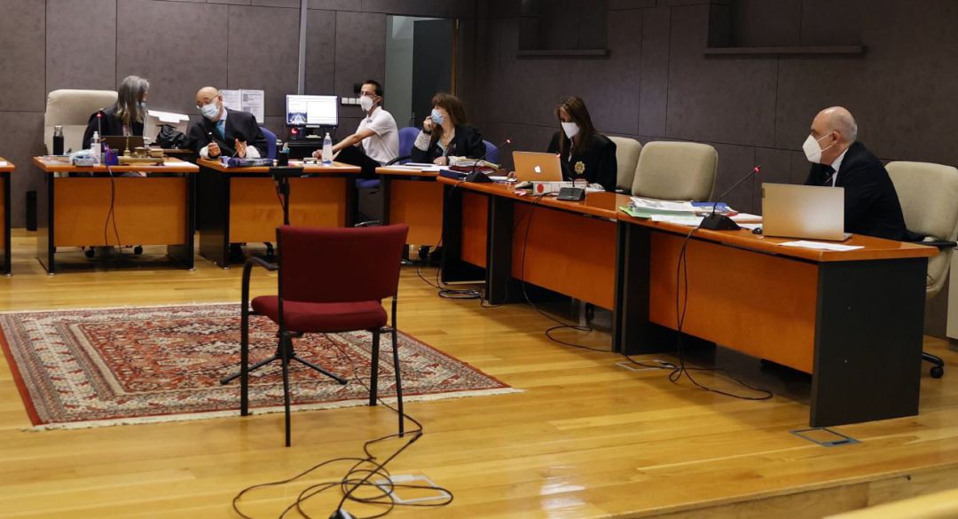 El diputado foral de Acción Social, Sergio Murillo, sentado en el banquillo del juicio contra el Servicio de Menores de Bizkaia, junto a tres funcionarios por presuntos delitos de prevaricación, maltrato y delito de lesiones psíquicas por haber quitado una hija a su madre sin conocimiento del juez, que previamente había resuelto un régimen de custodia compartida. El diputado foral de Acción Social, Sergio Murillo, sentado en el banquillo del juicio contra el Servicio de Menores de Bizkaia, junto a tres funcionarios por presuntos delitos de prevaricación, maltrato y delito de lesiones psíquicas por haber quitado una hija a su madre sin conocimiento del juez, que previamente había resuelto un régimen de custodia compartida.