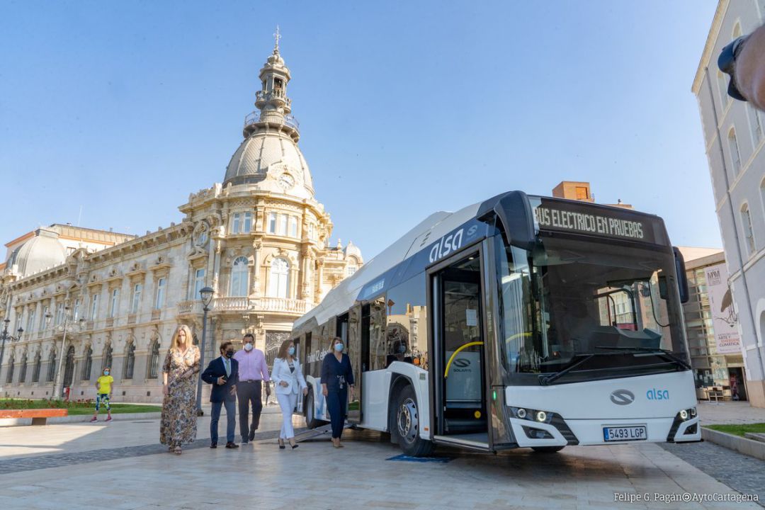 El autobús eléctrico frente al Ayuntamiento El autobús eléctrico frente al Ayuntamiento