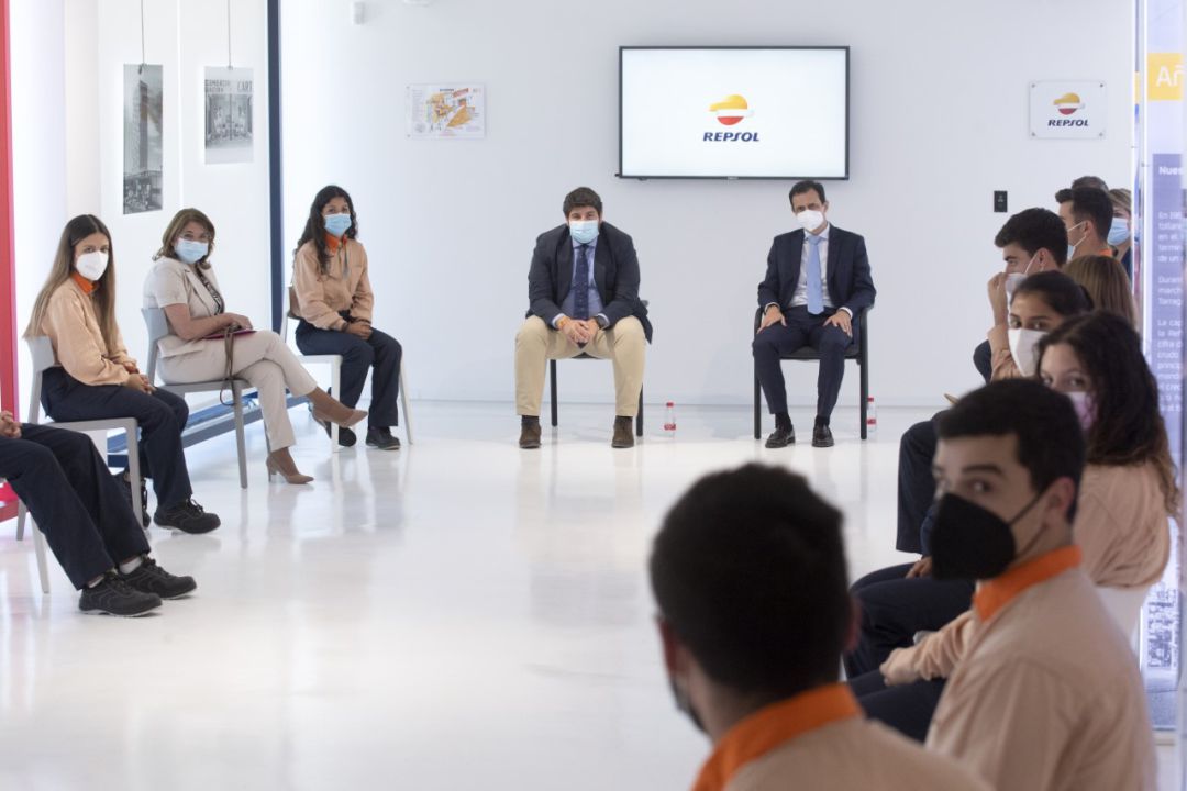 El presidente autonómico, Fernando López Miras, junto al director de la refinería de Repsol, Antonio Mestre, y alumnos de FP Dual El presidente autonómico, Fernando López Miras, junto al director de la refinería de Repsol, Antonio Mestre, y alumnos de FP Dual