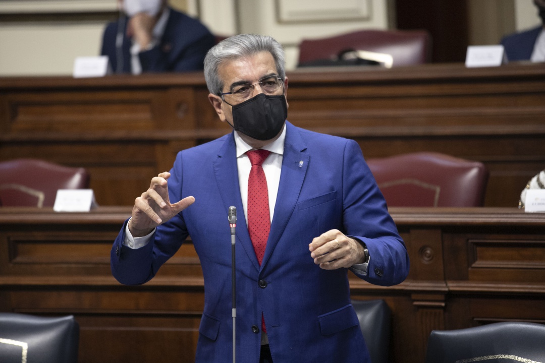 Román Rodríguez, vicepresidente y consejero de Hacienda del Gobierno de Canarias, durante una intervención en el Parlamento de Canarias Román Rodríguez, vicepresidente y consejero de Hacienda del Gobierno de Canarias, durante una intervención en el Parlamento de Canarias