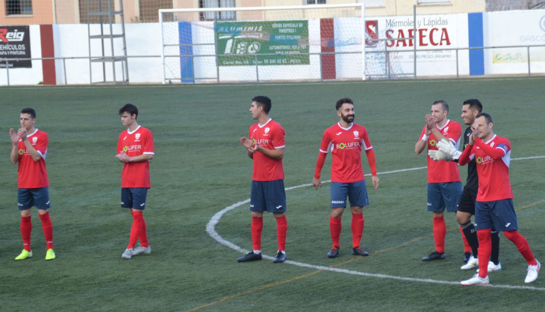Jugadores del Pego saludando a su afición. Jugadores del Pego saludando a su afición.