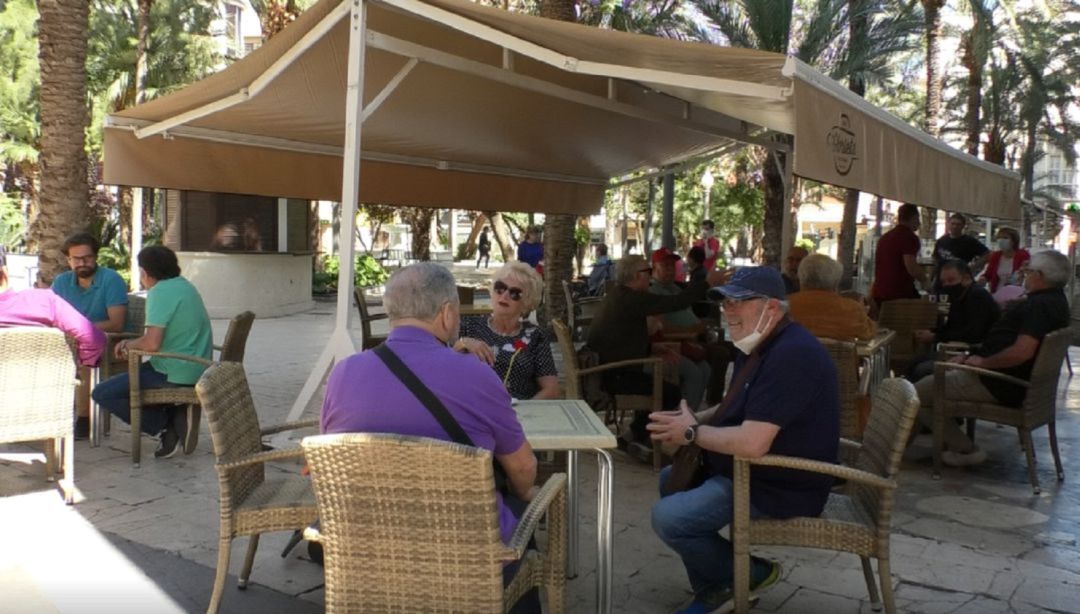 Terraza de una cafetería en Elche Terraza de una cafetería en Elche