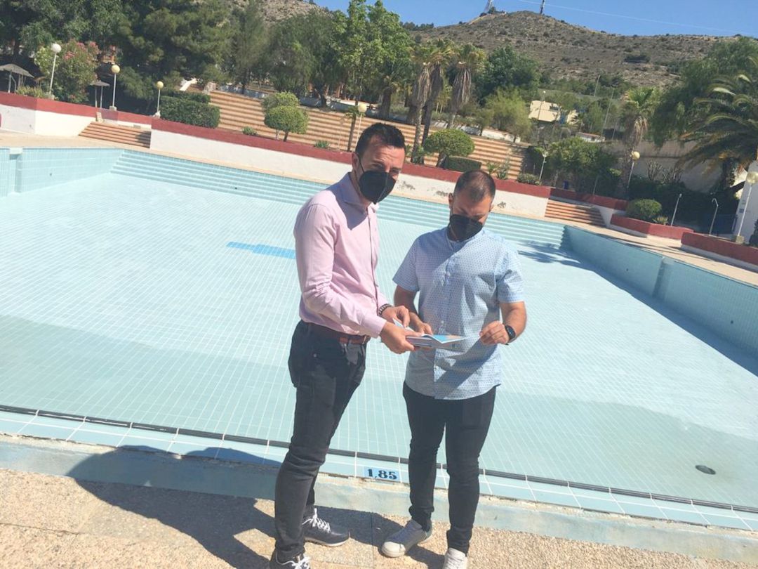 Concejal de Deportes y director EMUDESA Elda, en las piscinas de verano Concejal de Deportes y director EMUDESA Elda, en las piscinas de verano
