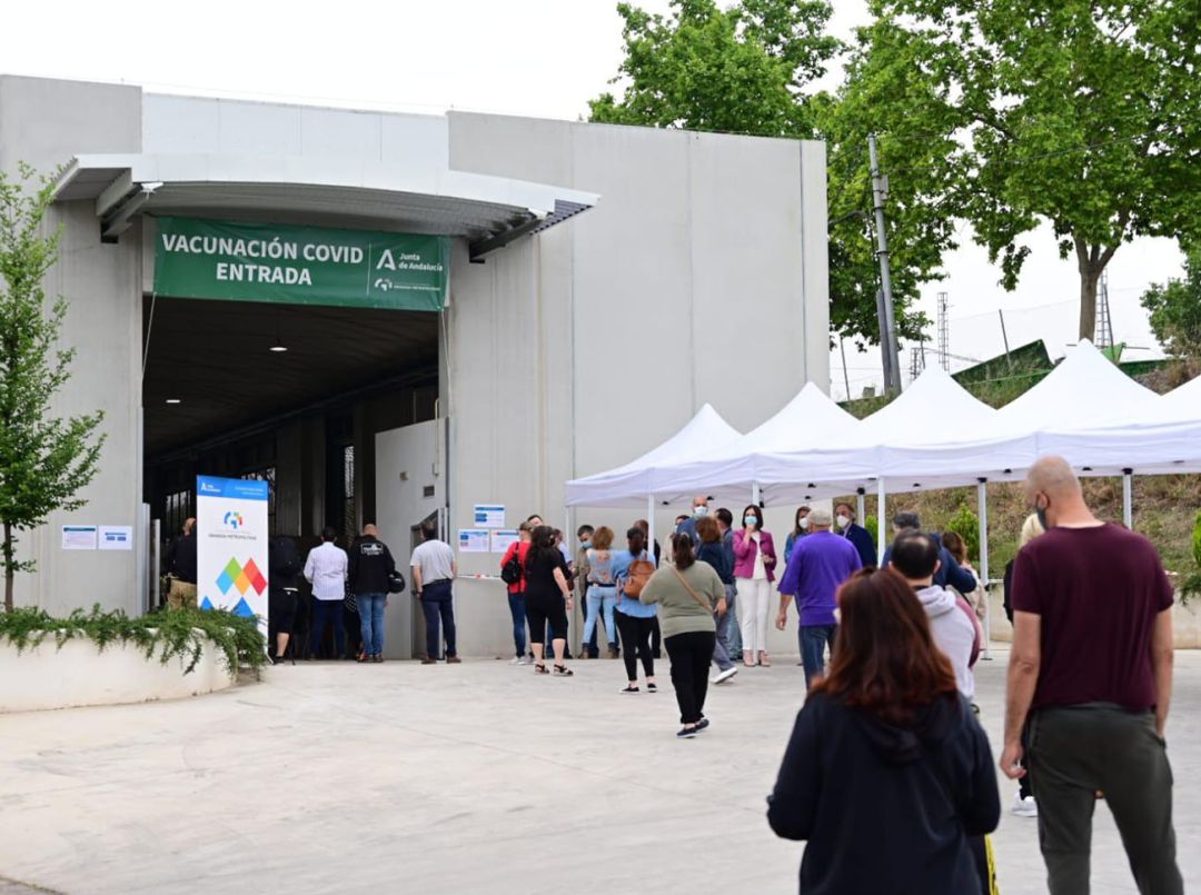 Colas para acceder al punto de vacunación masiva contra la covid instalado por la Junta de Andalucía en el Parque Norte de Bomberos de Granada Colas para acceder al punto de vacunación masiva contra la covid instalado por la Junta de Andalucía en el Parque Norte de Bomberos de Granada