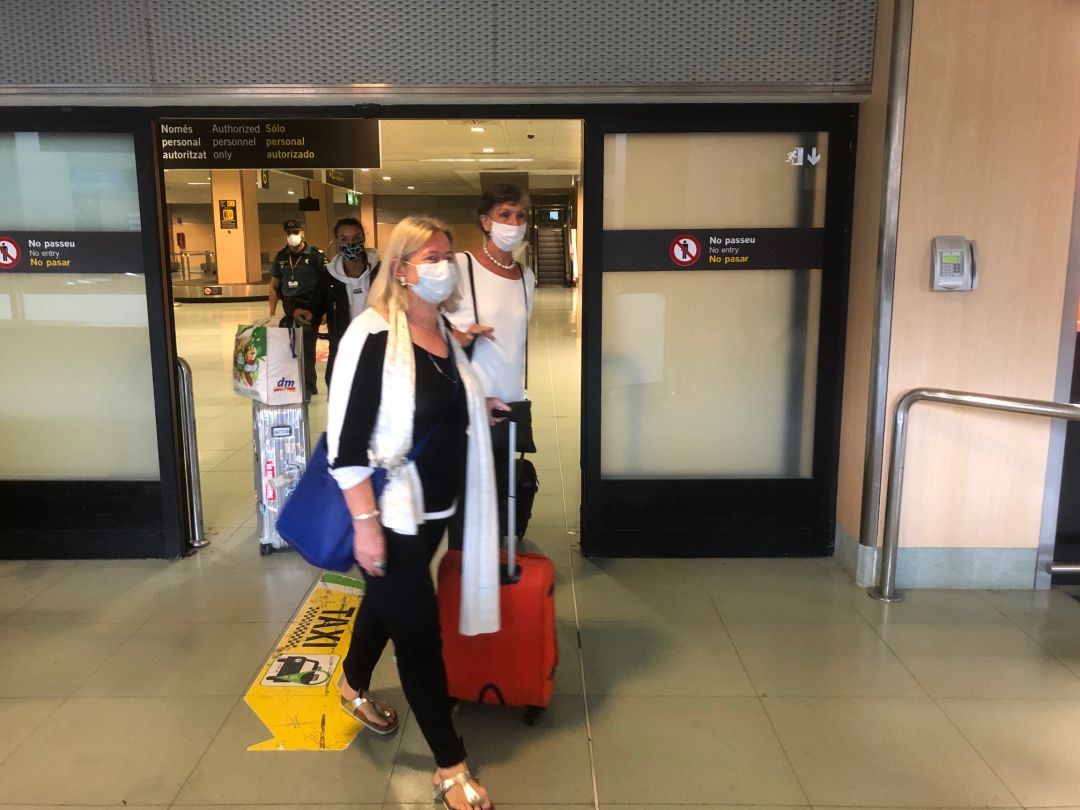 Imagen de archivo de turistas alemanes llegando al Aeropuerto de Ibiza Imagen de archivo de turistas alemanes llegando al Aeropuerto de Ibiza